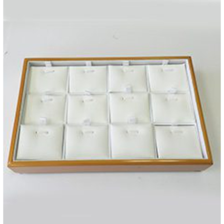 A tray with 1 2 white trays in it.