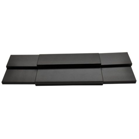 A black rectangular plate with two sides.